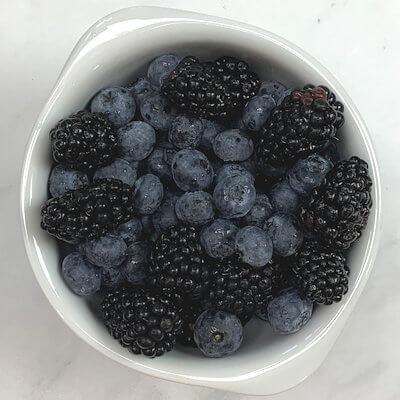 Step 1 - Wash the black- and blueberries and dry them with a (paper) towel.