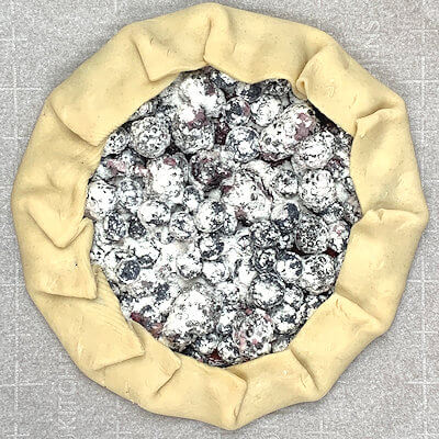Step 5 - Fold the outer dough-ring over the berries.
