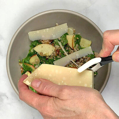 Step 6 - Divide the salad over 2 plates or bowls and place shavings of Parmigiano Reggiano on top, using a vegetable peeler.