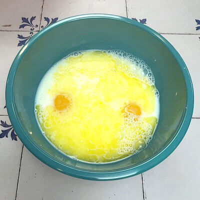 Step 2 - In a separate bowl, mix the wet ingredients (milk, melted butter, egg yolks).