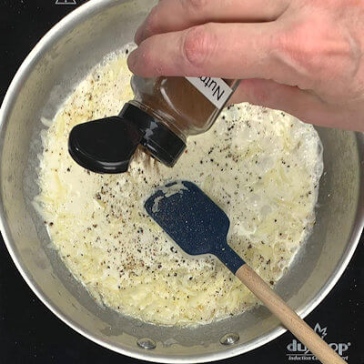 Step 3 - Season with salt, pepper and nutmeg and continue stirring. Sauce does not need to boil.
