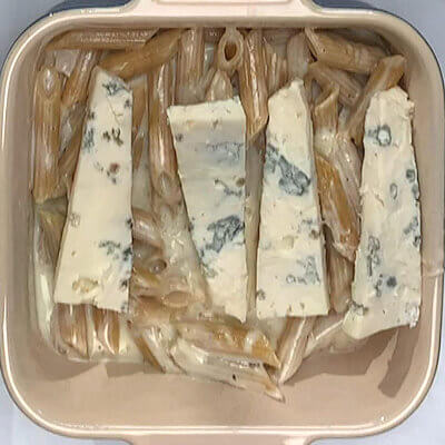 Step 5 - Divide the pasta over the 2 dishes and cover with thin slices of Gorgonzola. Place bowl a few minutes under a hot broiler and allow the cheese to melt. Do not broil for a crusty finish.
