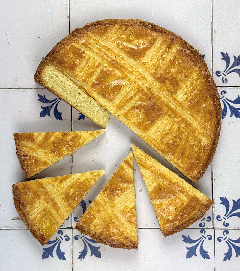 Round boterkoek cut in triangels