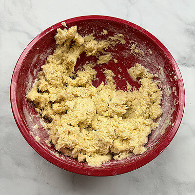 Step 1 - Mix butter, sugar and vanilla extract until light. Add 1/2 egg and a pinch of salt and mix again, then add flour. Mix until you have a smooth dough.