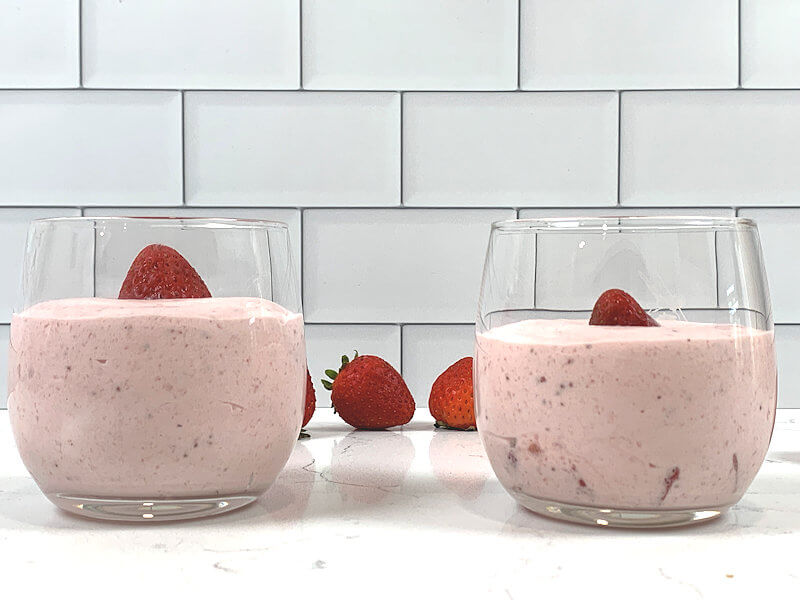 Strawberry mousse in 2 small glasses