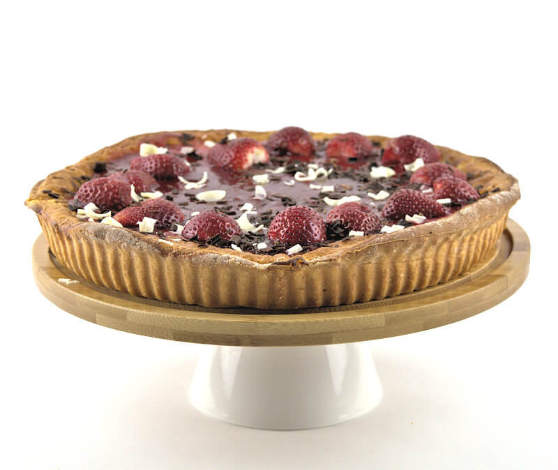 Whole vanilla rice pie with strawberries