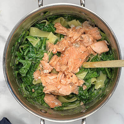 Step 5 - Add spinach and salmon and mix again. 