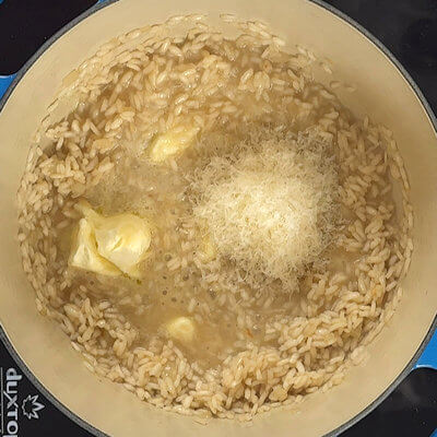 Step 3 - When the broth is absorbed, add the mascarpone and the Parmigiano Reggiano cheese.