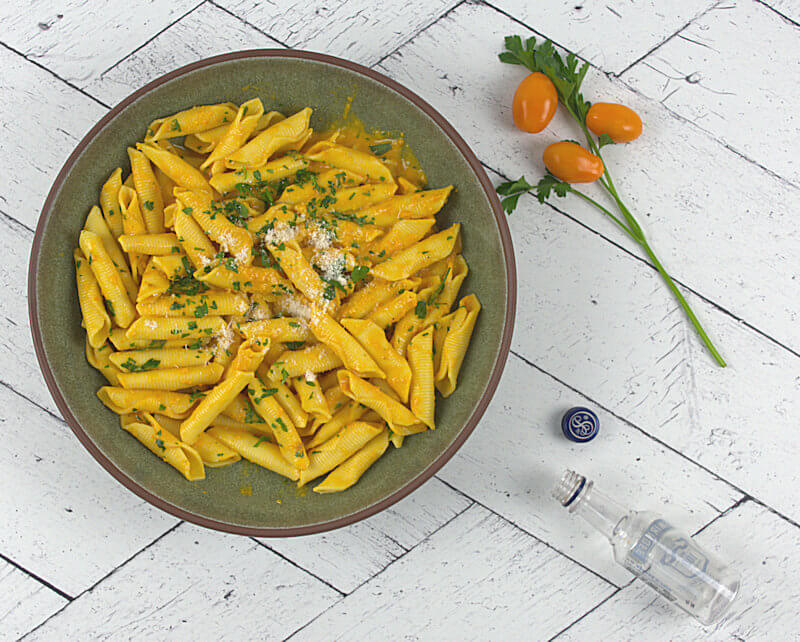 Green bowl with Orange Pepper & Tomato Pasta alla Vodka