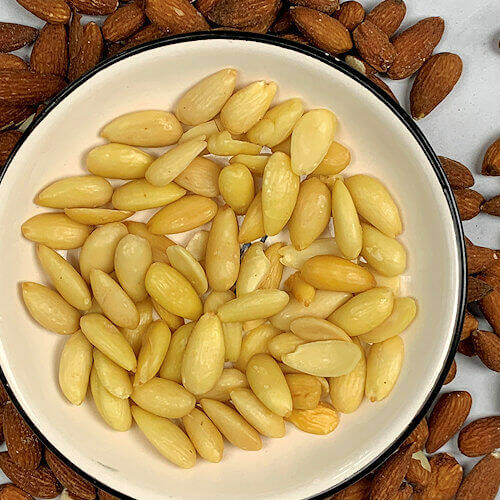 Peeled and unpeeled almonds