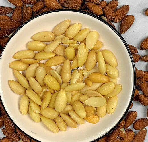 Peeled and unpeeled almonds