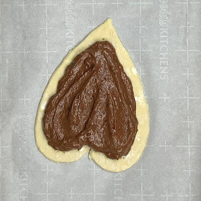 Step 6 - Scoop the chocolate mousse on the pastry dough heart, only on the area that you pricked with the fork.