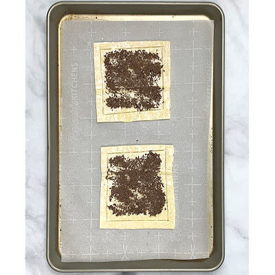 Step 2 - Divide the grated chocolate over the two tarts and spread it out as much as possible, within the border.