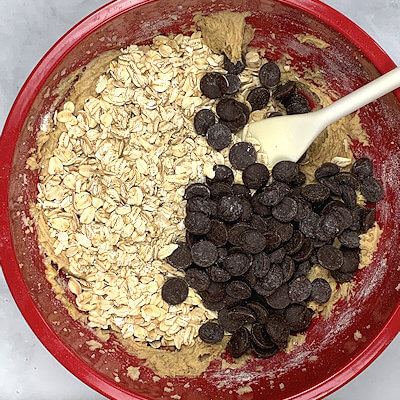 Step 4 - Add rolled oats and chocolate chips and mix.