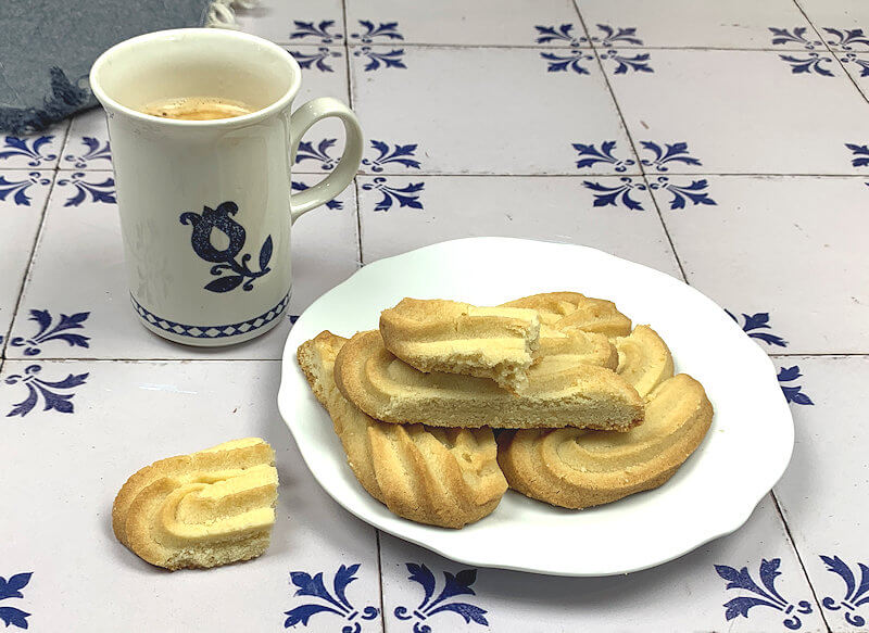 Spritsen on a dish with a cup of coffee