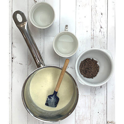 Step 3 - Fill molds with water. Chop chocolate and add to vanilla cream.
