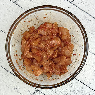Step 1 - Cut the chicken breast in bite-size pieces and season with harissa,  salt & pepper. Heat oil and butter in a skillet and brown the chicken on all sides in a few minutes. Remove from skillet and keep warm.