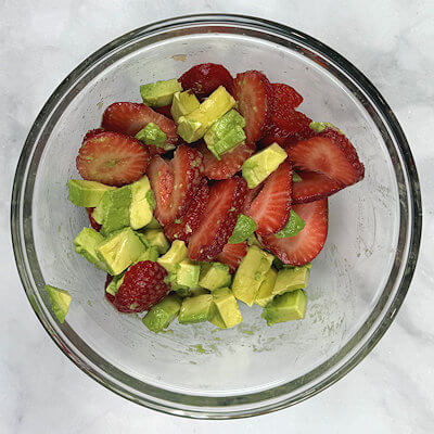 Step 2 - Hull the strawberries and and cut them in slices. Peel, pit and dice the avocado and mix the two.