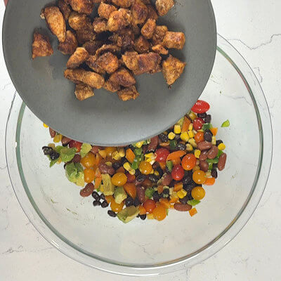 Step 5 - Add the cooked chicken to the salad and mix a last time.